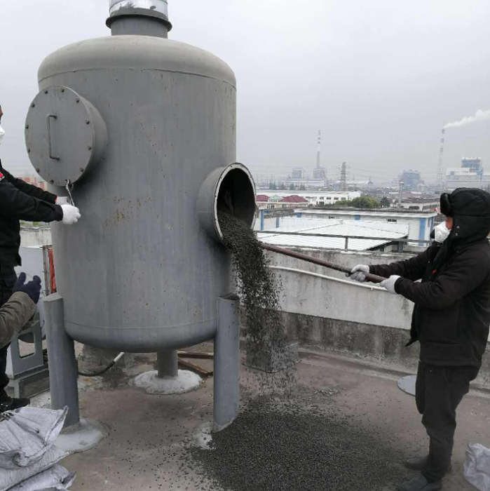 顆?；钚蕴扛鼡Q現場